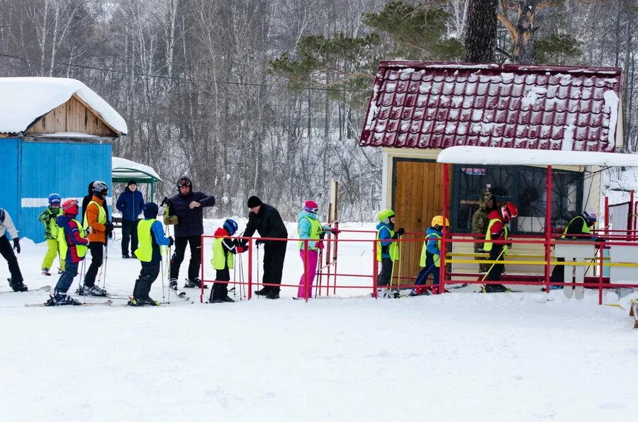 Академгородок лыжи. Ключи академгородок горнолыжка. горнолыжный комплекс ключи в новосибирске. лыжная база ключи в академгородке. горнолыжный комплекс ключи академгородок новосибирск.