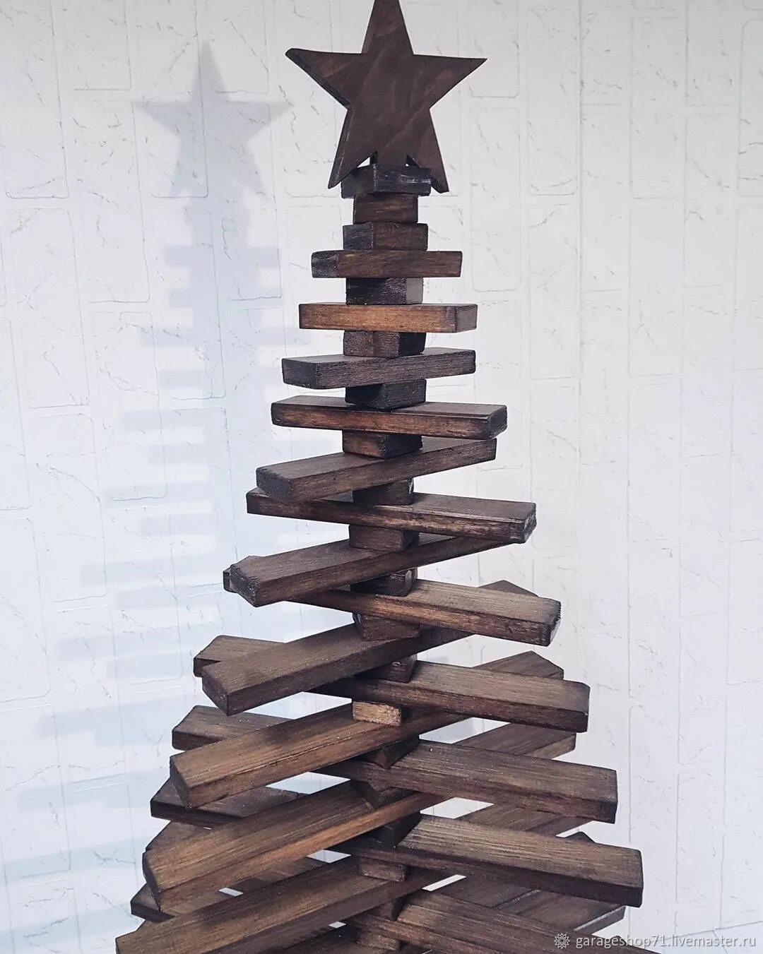 елка из брусков деревянных. елка из досок. деревянная елка. елка из брусков деревянных своими руками. дизайнерская елка из дерева.