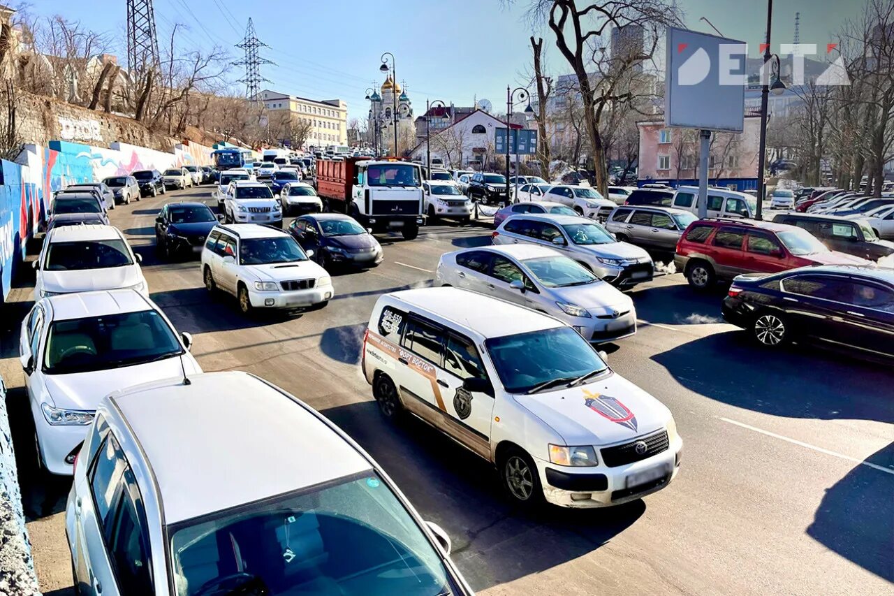 Мост дружбы Тояма Приморье Владивосток. Автомобильная пробка. Владивосток машины. Пробки Владивосток. Без машины во владивостоке