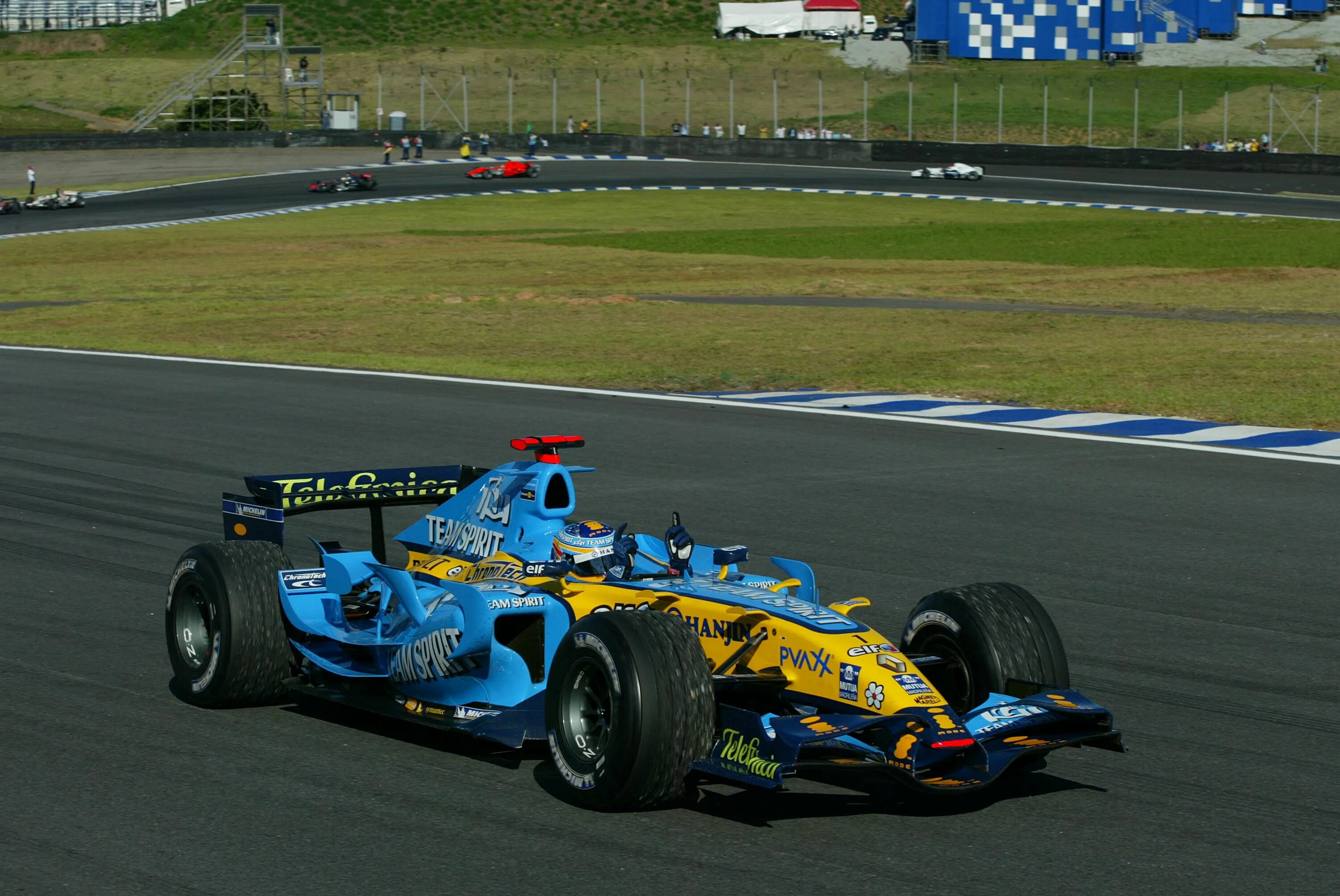 Renault f1 2006. Ф1 2003 Алонсо. Ф1 Алонсо Рено 2005. Болид ф1 Рено.