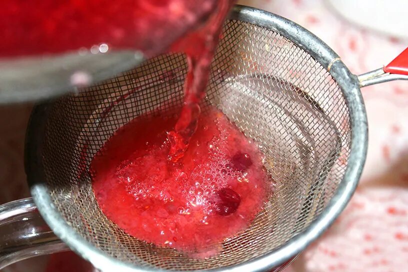 Можно ли кипятить сок. Процеживать ягоды. Процеживание через сито. Сок процеживаем через сито. Процеживание сока через марлю.