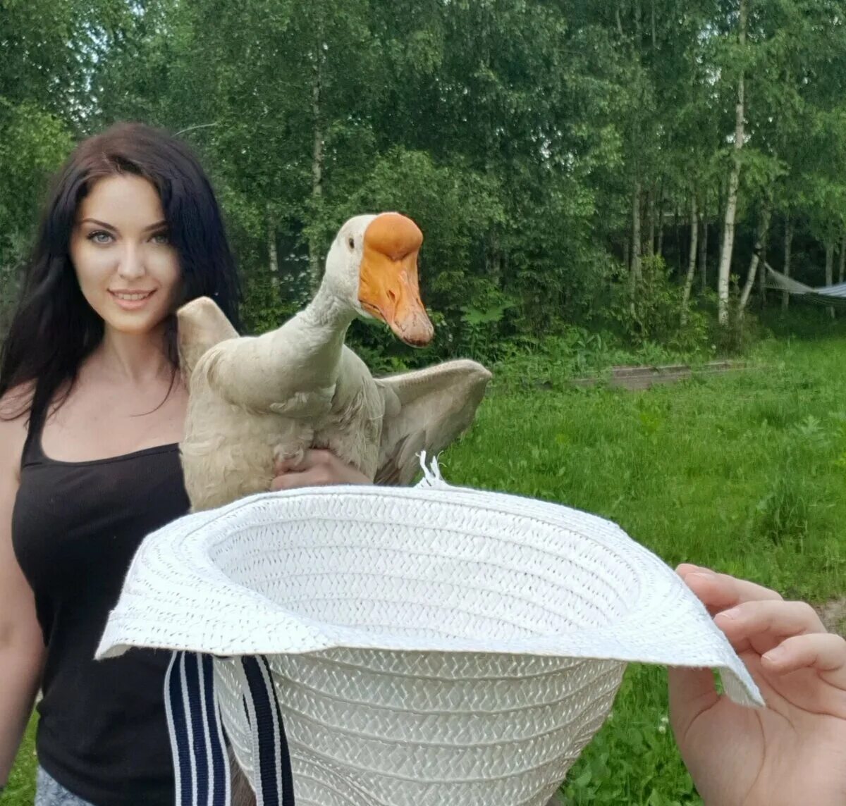 Девушка на гусе. Гусь селфи. женщина гусь. девушка с гусем. девушка гусыня.