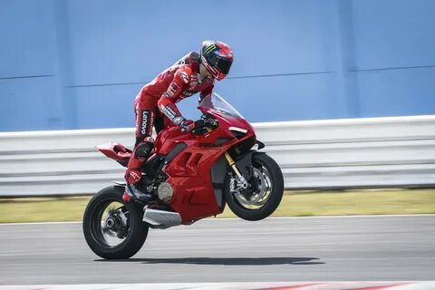 Супербайк Ducati Panigale V4 2022.