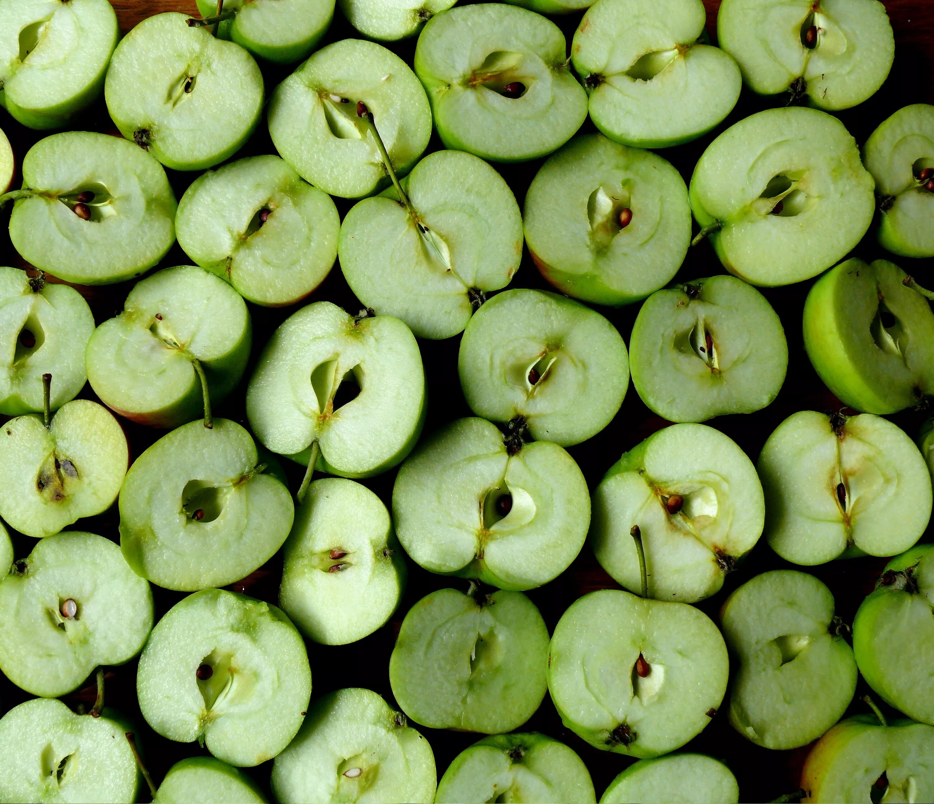 Яблоки зеленые. Зеленое яблоко в разрезе. Разрезанное яблоко. Зелёные яблоки Эстетика.