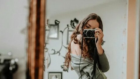 Девушки скучают дома