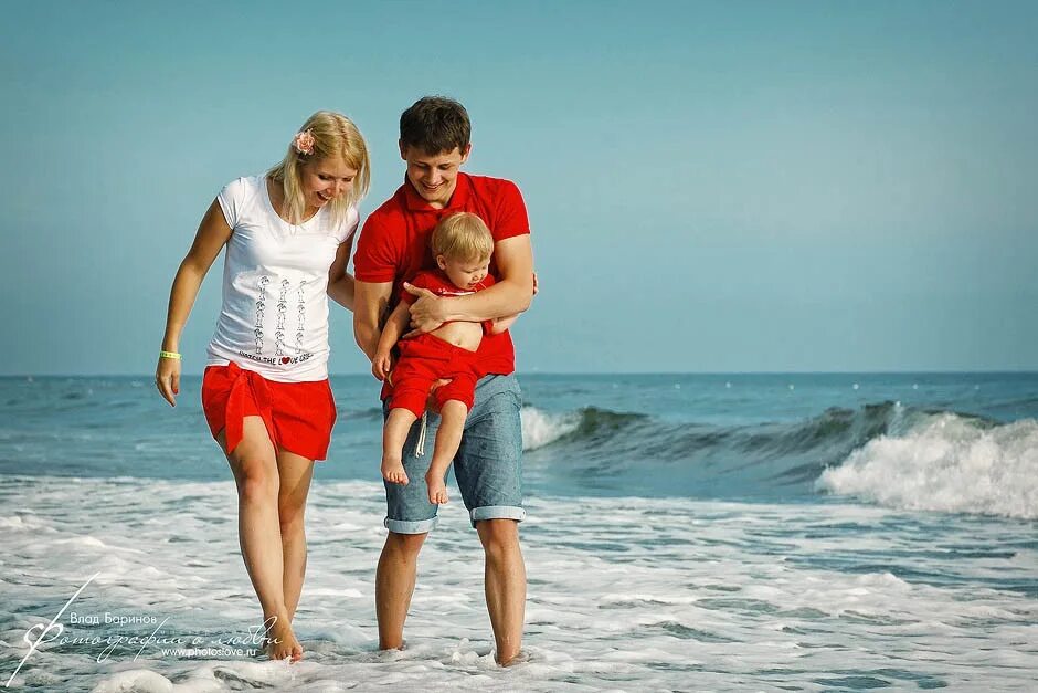 Семья на море. Море пляж семья. Семейная фотосессия. Семейная фотосессия на море. Мама где море