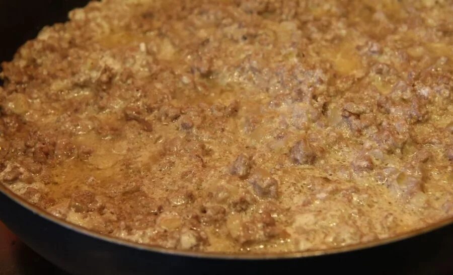 Фарш тушеный в сметане. Фарш в сметанном. Тефтели в сливочном соусе. Подлива в мультиварке. Фарш со сметаной.