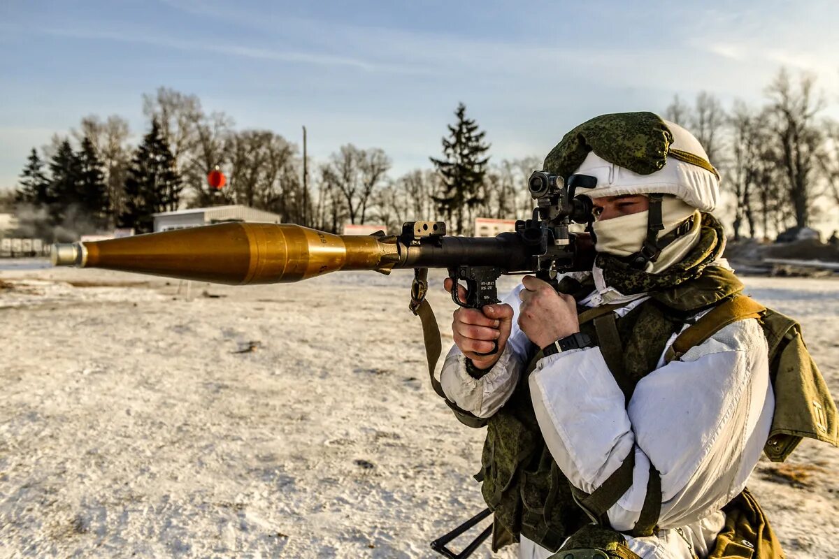 Гранатометы рф. Гранатометчик РФ РПГ 7. Стрельба с гранатомета РПГ-7в. РПГ 7 армия РФ. Ручной противотанковый гранатомет «РПГ-7», «РПГ-7д».