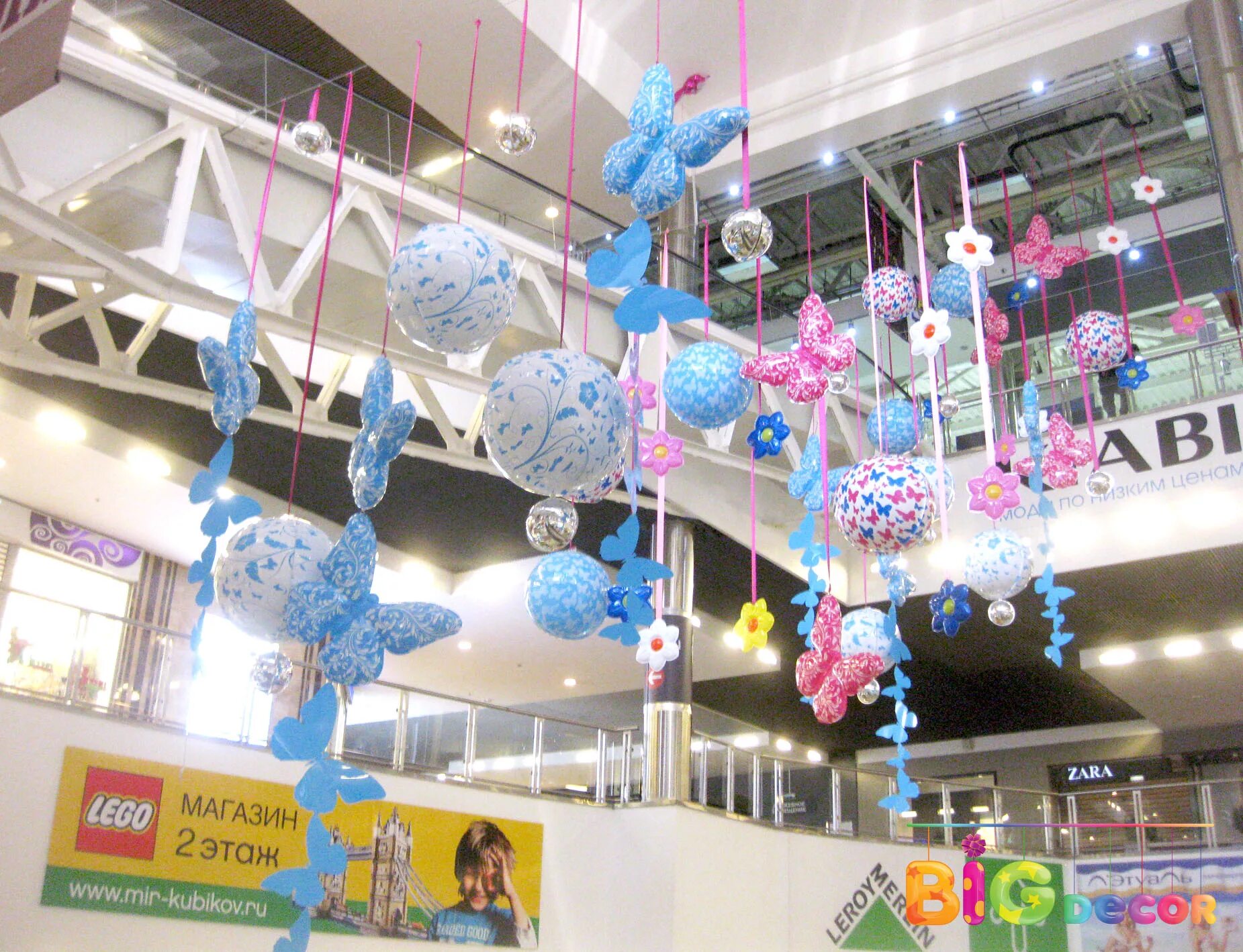 украшение торгового центра. островок упаковки подарков в тц. елочные украшение для торговых центров. украшения тц атриум. украшение торгового зала.