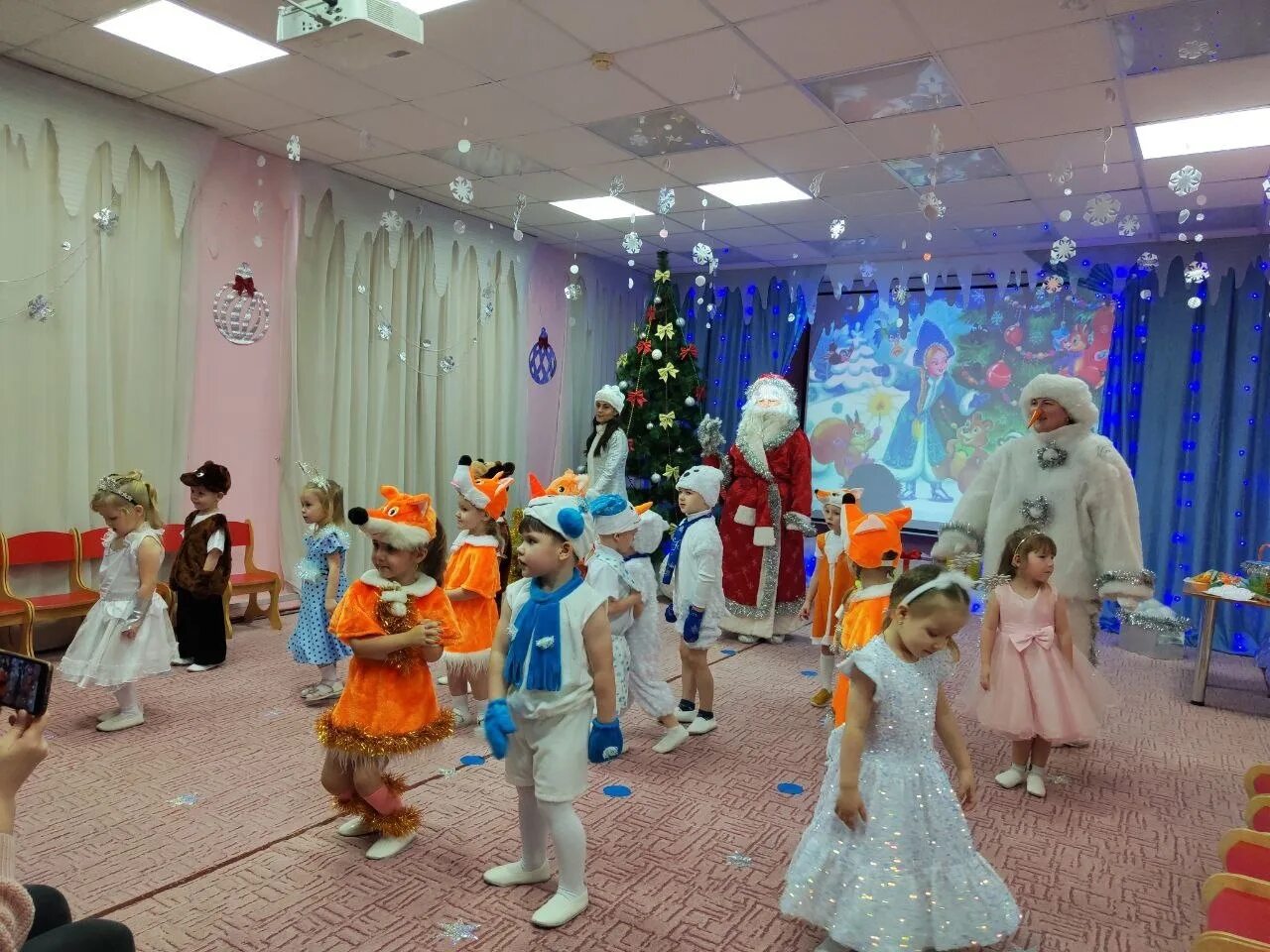 елка праздник дети. новый год праздник для детей. кремлевская елка 2020-2021. детский праздник новый год. новогодний праздник в детском саду в 2021 году ясли.