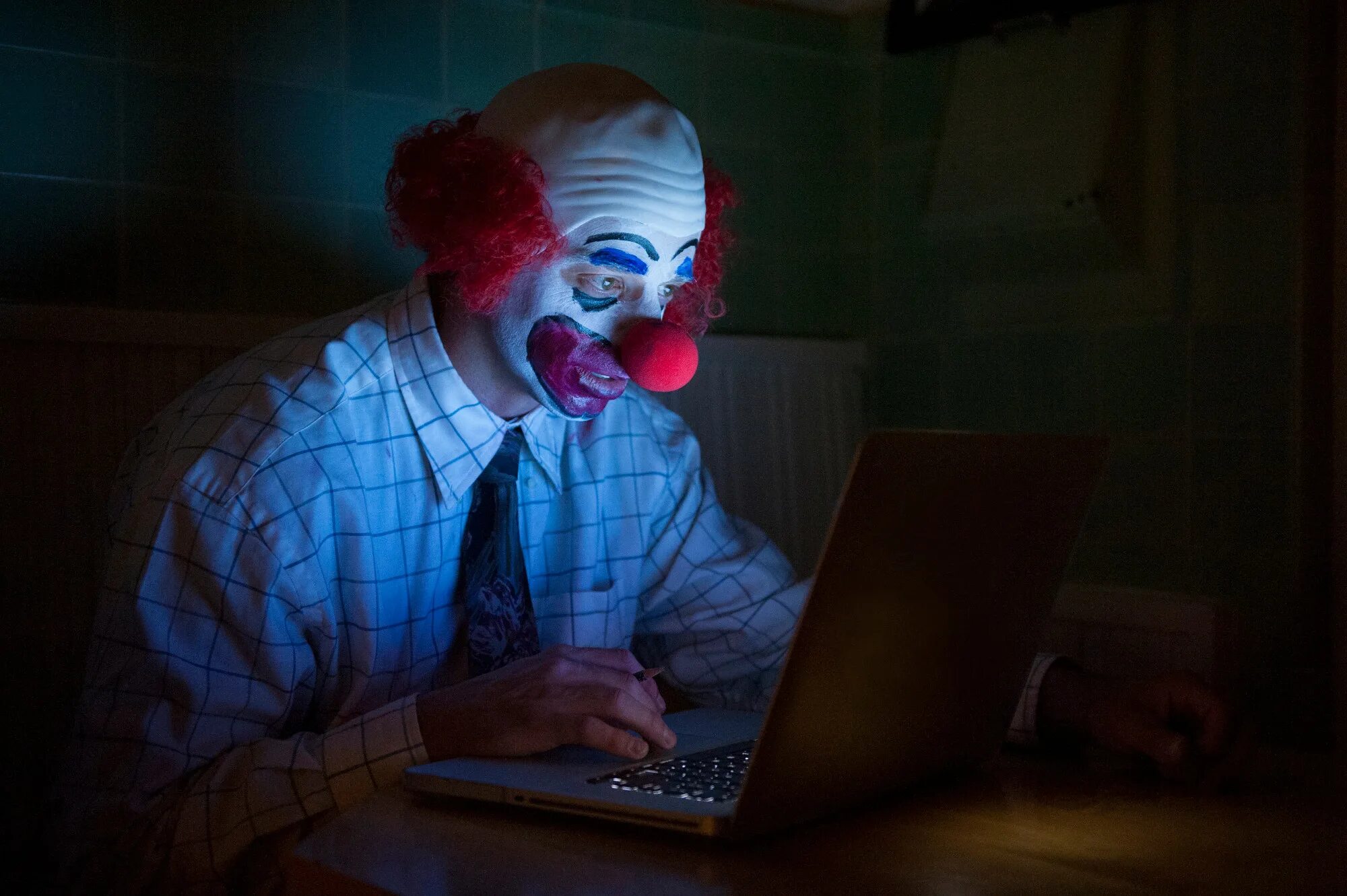 Сидящий клоун. Колун сидит за компьютером. Клоун за компьютером. Уставший клоун. Клоун программист.