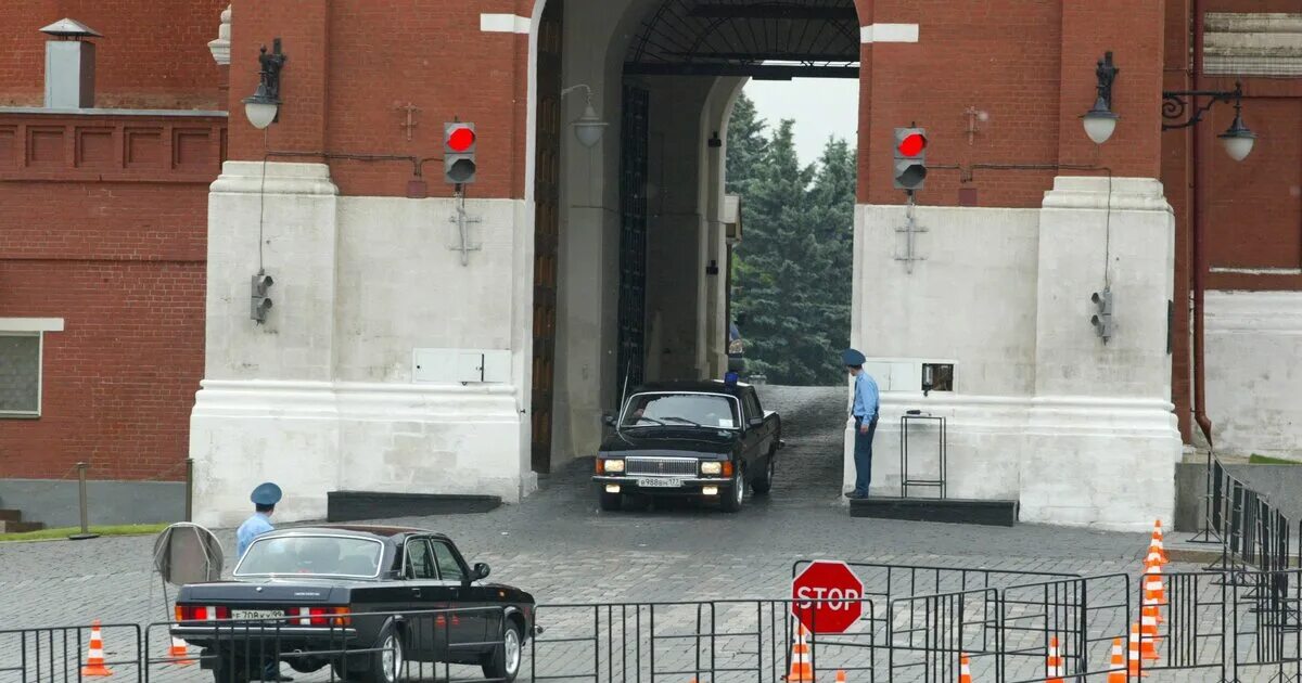 Кортеж президента в Кремле Боровицкие ворота. Спасские ворота Кремля ФСО. Кортеж заезжает в Кремль. Машины въезжают в Кремль. Через какие ворота можно войти в кремль