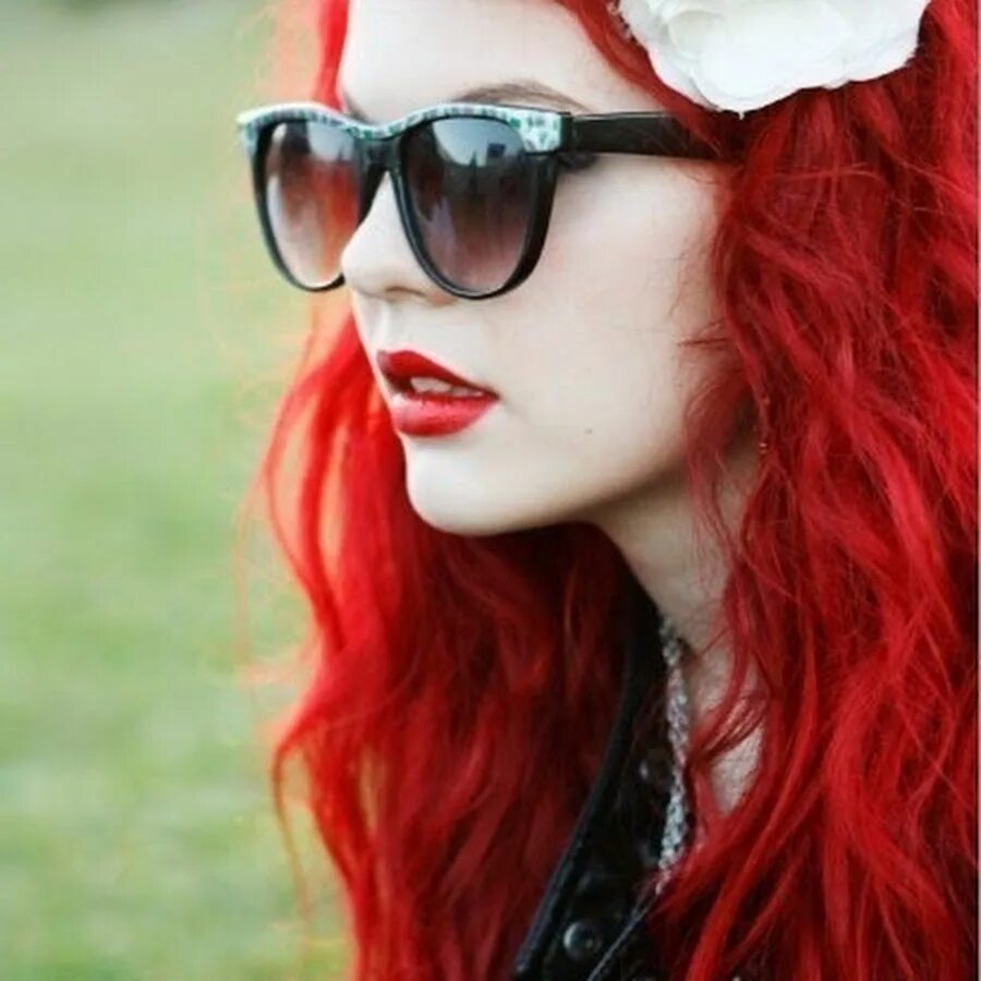Девушка с красными волосами. Красивые девушки с красными волосами. Красный цвет волос у девушек. Рыжая девушка в очках.