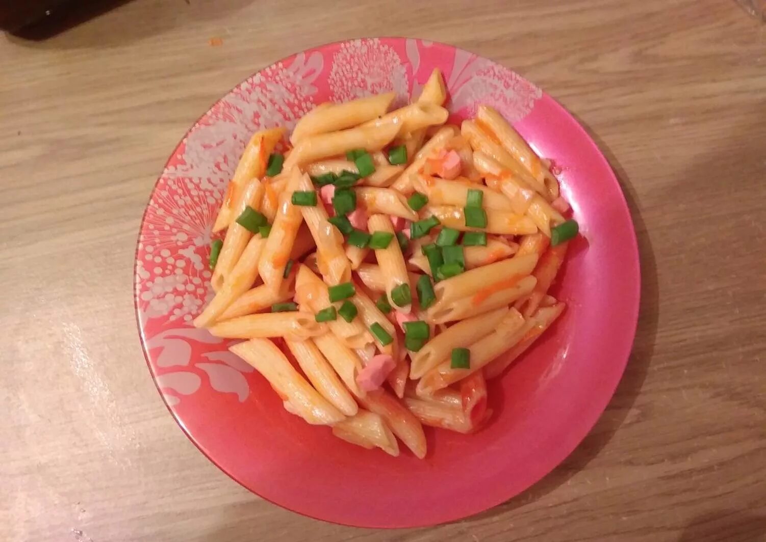 лапшу с сыром с колбасой. лапшу с сыром с колбасой. макароны с колбасой. паста с колбасками. макароны с сыром и сосисками.