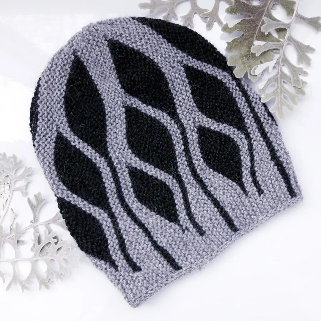 Вязаная шапка в технике свинг. Шапка поворотными рядами. Шапка свинг. Вязаная шапка в технике свинг. Шапка в технике свинг.