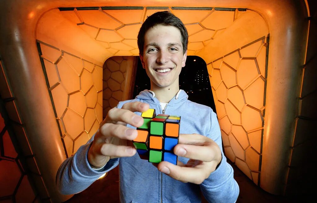 кубик рубика в руках. магические кубы. магический куб. кубик рубика картинки. ребенок собирает кубик рубик.