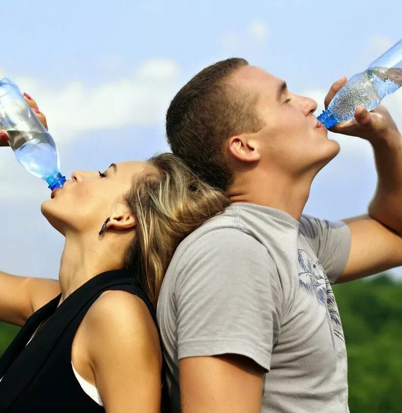 Обмен в жизни людей. Питьевая вода. Питье воды. Человек пьет воду. Напитки для утоления жажды.