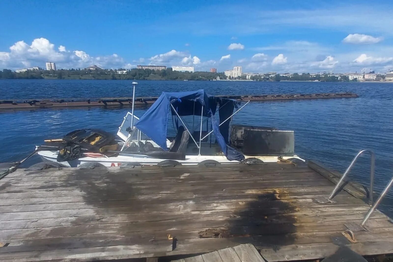 пожар на нефтедобывающем судне у берегов нигерии. яхта горит. катер взорванный. взорванный корабль. взрывающийся катер.