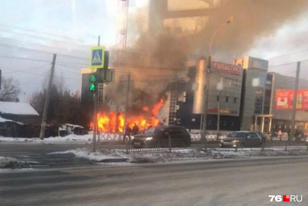 Подслушано в ярославле заволга. Пожар за волгой ярославль. пожар за волгой сейчас. т ц космос за волгой в ярославле. пожар ярославль машиностроителей.