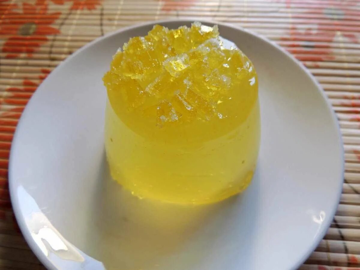 Рецепты желе в домашних условиях пошагово. Манго маракуйя желе торт. Лимонное желе. Желе домашнее. Желе желтое.
