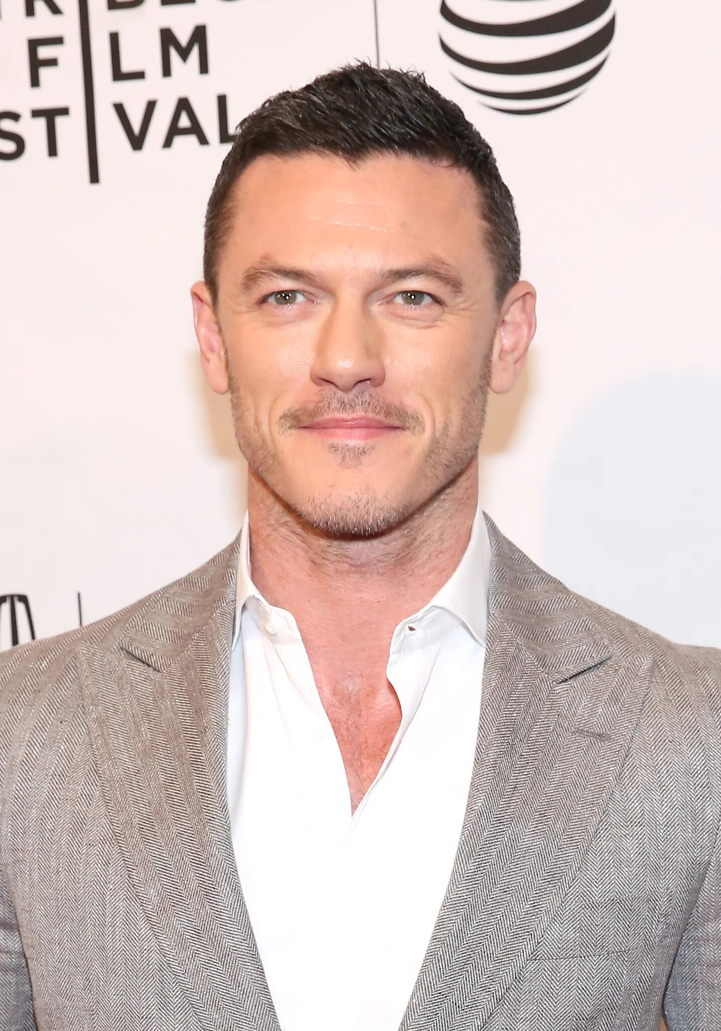 Люк эванс личная жизнь. Luke Evans. Люк Эванс с парнем. Люк Эванс и его парень. Люк Эванс 2024.