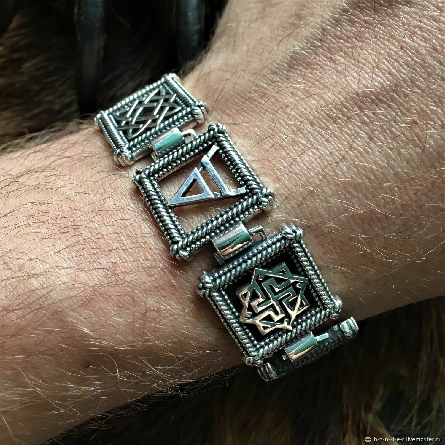 Браслет амулет. Обережный браслет славянский. Браслет с рунами кожаный велес. Оберег велес браслет. Браслет старославянский.