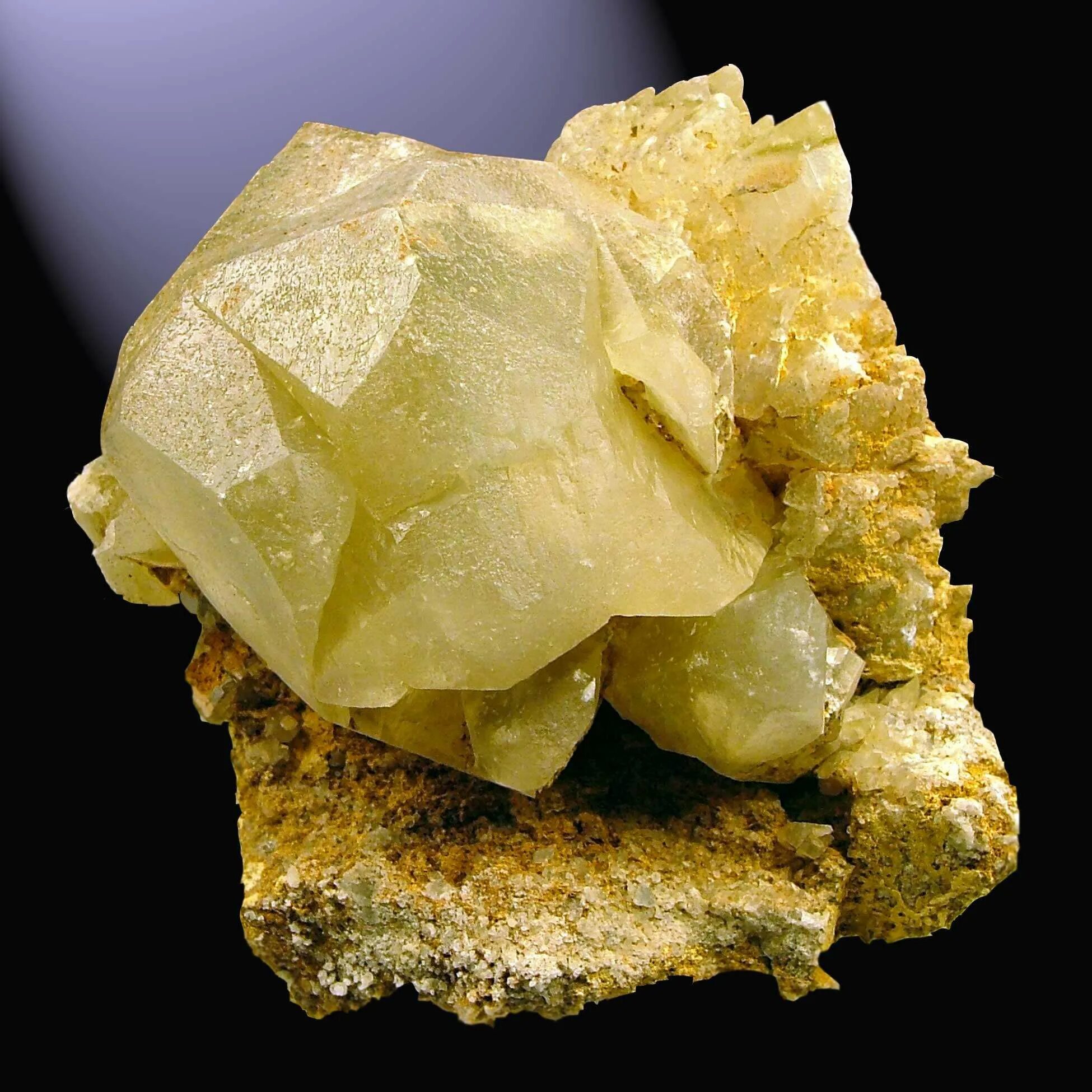 Природный кальцит. Оранжевый кальцит минерал. Янтарный кальцит. Кальцит камень минерал. Кальцит известковый шпат.