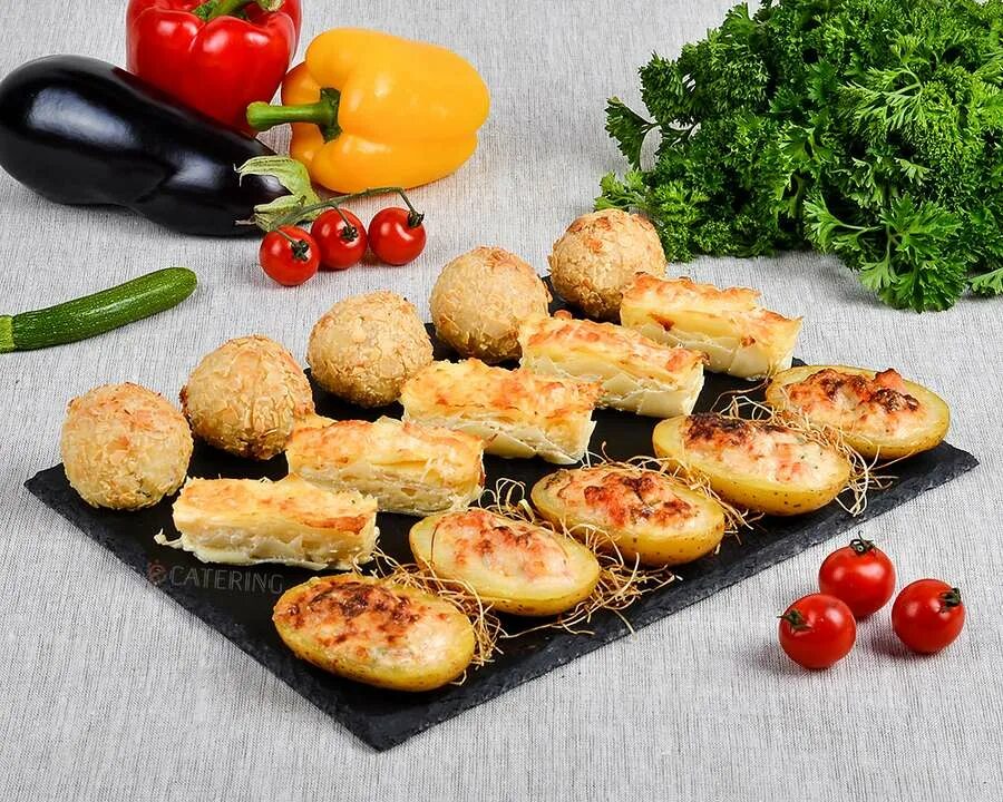 Горячие закуски на фуршет меню. Закуски на банкет. Ресторанные закуски. Рулетики из баклажан подача. Горячие блюда закуски разнообразного ассортимента.