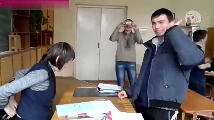 Учитель избил ученика. Конфликт в школе. Конфликт в школе с учителем. Учительница оскорбляет ребёнка. Учитель кричит на ученика.