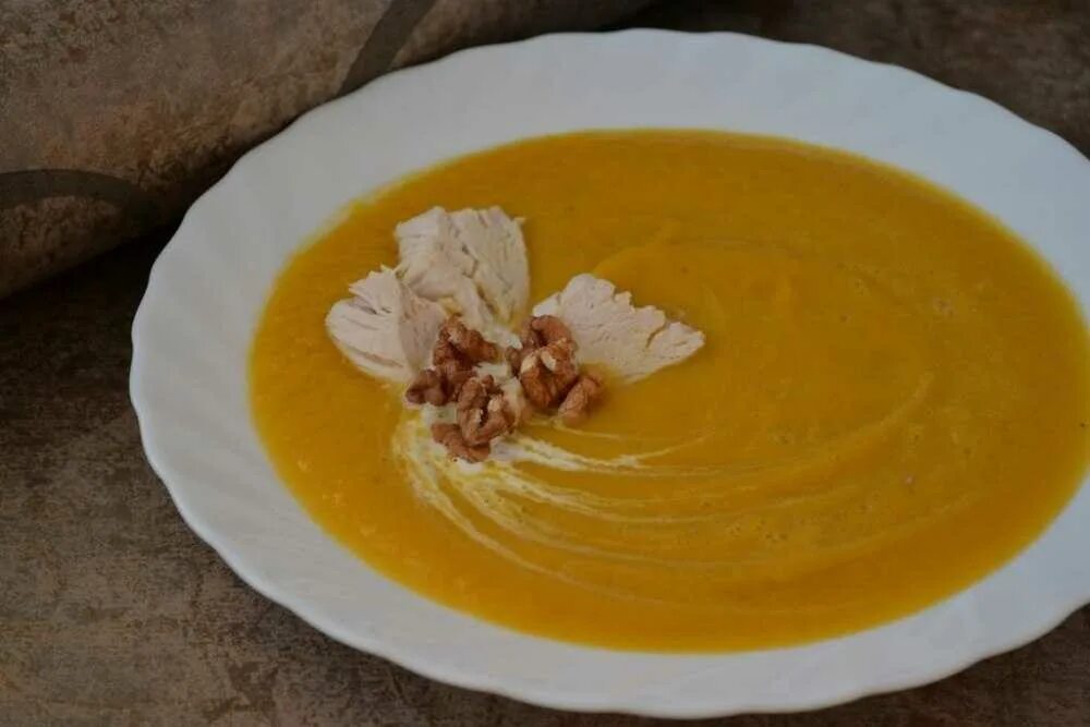 Тыквенный суп пюре рецепт сыр сливки. Суп-пюре из тыквы с курицей. суп-пюре из тыквы со сливками. крем-суп из тыквы со сливками. крем-суп из тыквы с курицей.