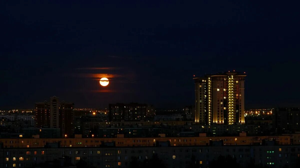 Затмение 8 апреля 2024 время москва. Ночное небо в городе. Ночной город. Ночное городское небо. Ночное небо Петербурга.