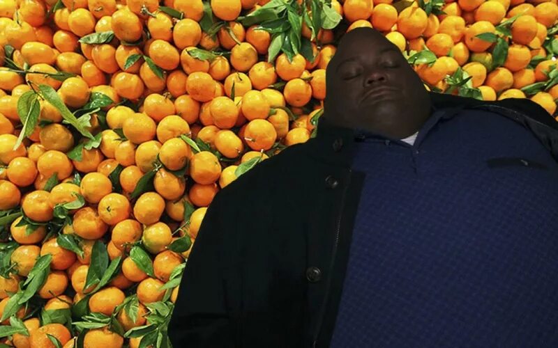 Девушка воровала мандарины. Мандариновая кухня. Апельсин и мандарин. Мандарины гранада. Новогодний мандарин.