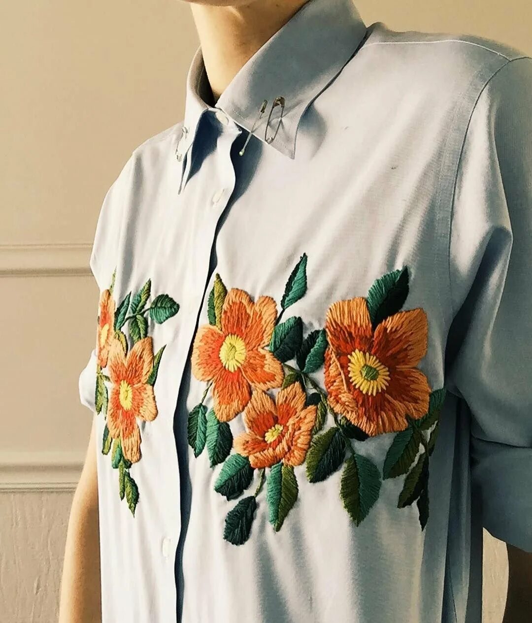 Красивая вышивка на одежде. Вышивка цветов на одежде. Вышивка гладью ольга стрельцова. Вышивка цветов на одежде. Вышивка от tessa perlow.