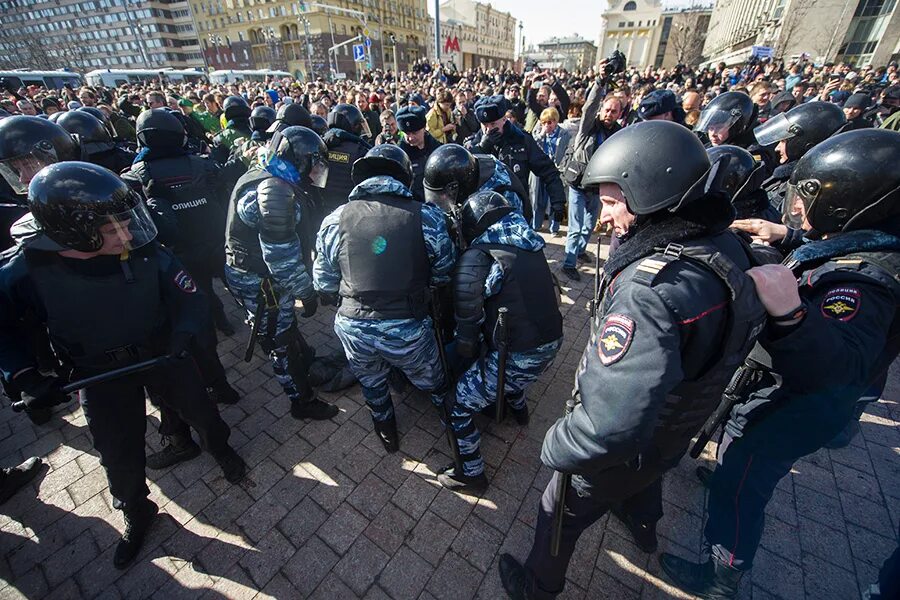 Несанкционированный митинг правонарушение. Массовые мероприятия полиция. Полиция при массовых мероприятиях. Пресечение массовых беспорядков сотрудниками полиции. Нарушение общественного порядка.