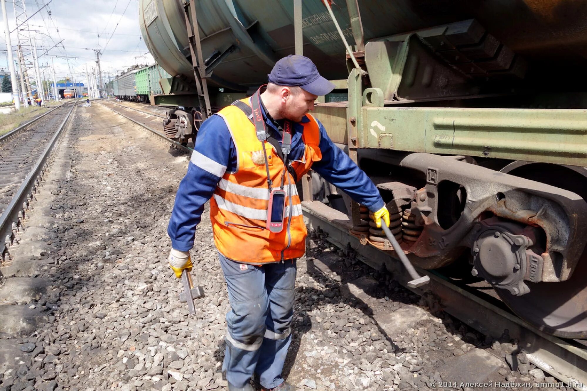 Где осуществляется осмотр вагонов. Осмотрщик вагонов ржд. Где осуществляется осмотр вагонов. Где осуществляется осмотр вагонов. Осмотрщик вагонов ржд.