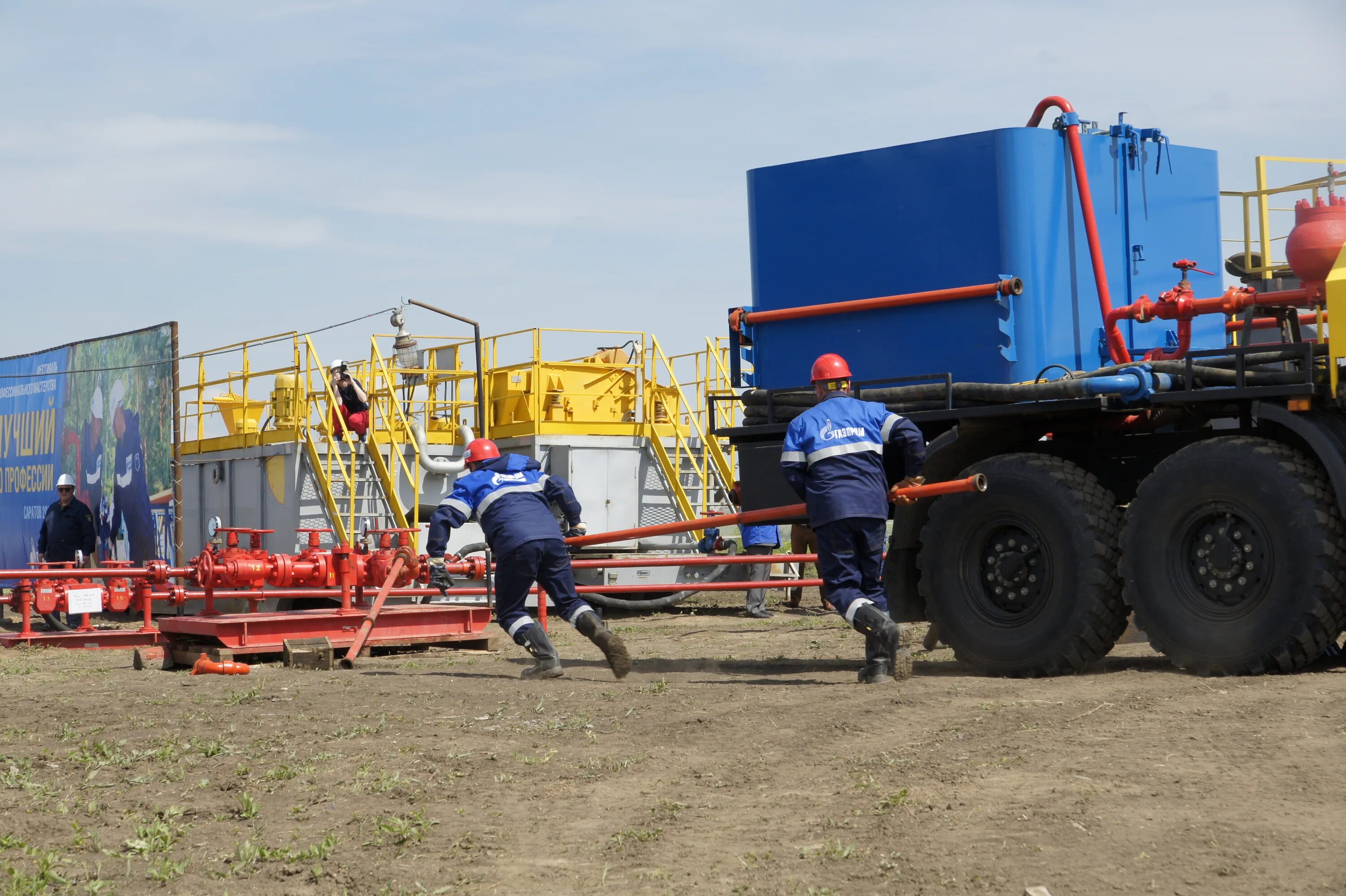 Цементировочный агрегат Шлюмберже. Агрегат ца-320 Сургутнефтегаз. Цементировочный агрегат Сургутнефтегаз. Моторист цементировочного агрегата а320. Вакансии агрегата