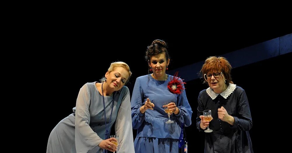 спектакль тремя этажами выше в театре сатиры. театр сатиры чердак. театр сатиры пьеса. спектакли московского театра сатиры. спектакль сатира.