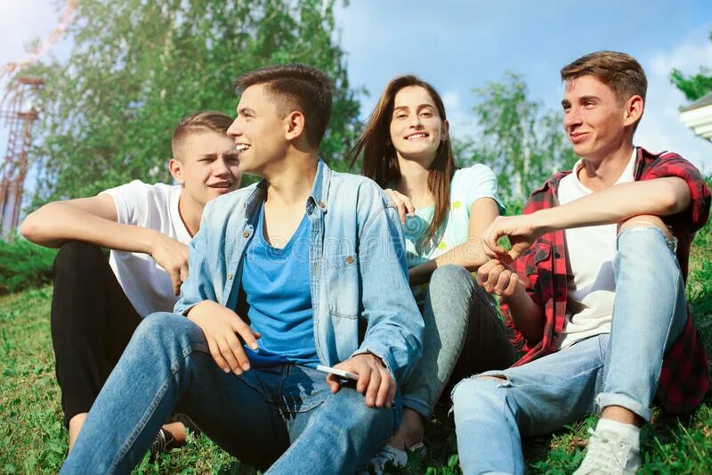 Очень молодые девочки. Компания молодежь людей. Две молодые девочки. Дружба подростков. Подросток улыбается.