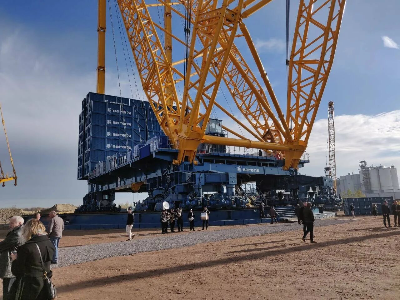 Громадный кран. Кран Sarens SGC-250. Кран Либхер 5000 тонн. Liebherr большой кран. Liebherr LR 13000.