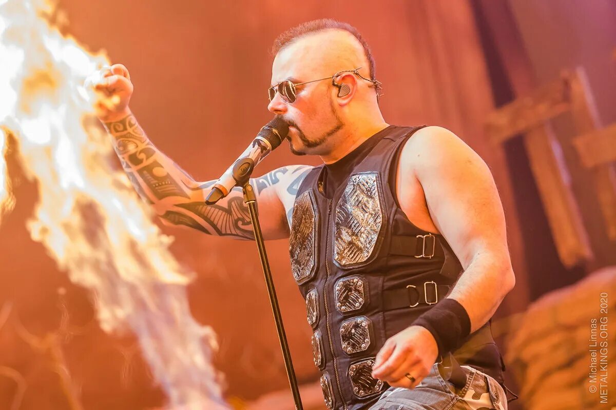 Sabaton фото. Сабатон концерт. Сабатон солист грустный. Музыка сабатон