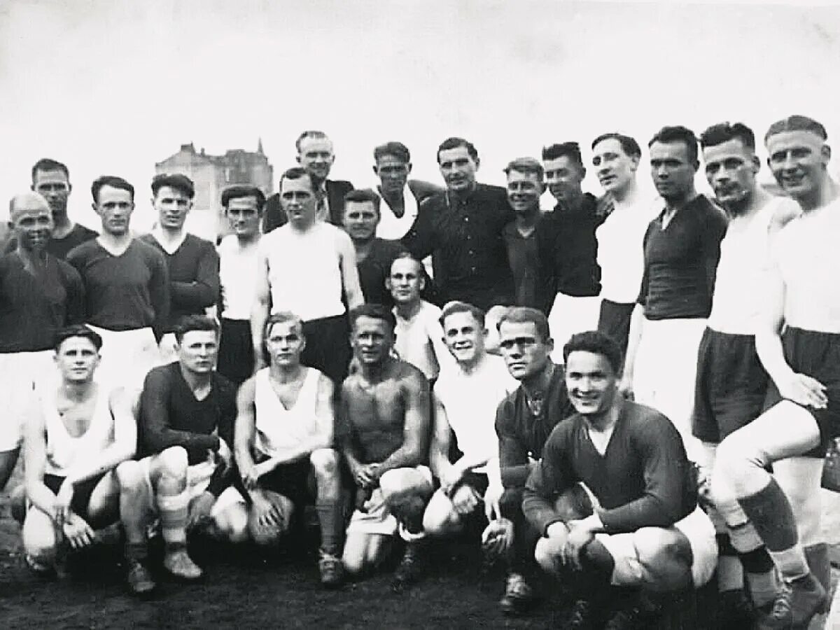 9 августа 1942 — «матч смерти» в оккупированном гитлеровцами киеве. Футбольный матч в киеве в 1942 году. Киевское динамо 1942. Матч смерти в киеве в 1942. Футбольный матч в киеве в 1942 году с фашистами.