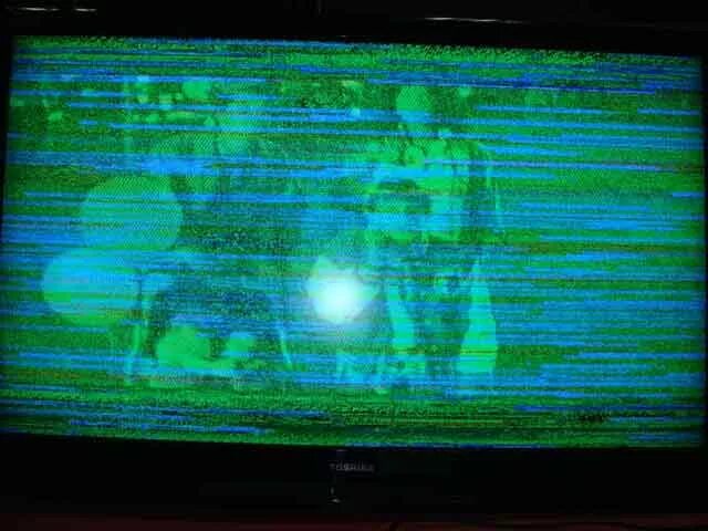 Почему экран становится зеленым. Телевизор самсунг рябит экран. Зеленые полосы на телевизоре. Дефекты матрицы ЖК телевизора. Зелёная рябь на экране телевизора.