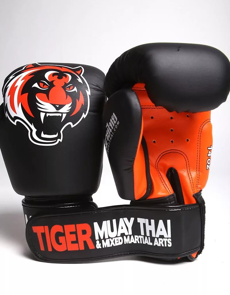 Боксерские перчатки Tiger Muay Thai. Экипировка Тайгер Муай Тай. Tiger перчатки боксерские Тайгер. Шлем боксерский Tiger Muay Thai. Тайгер муай