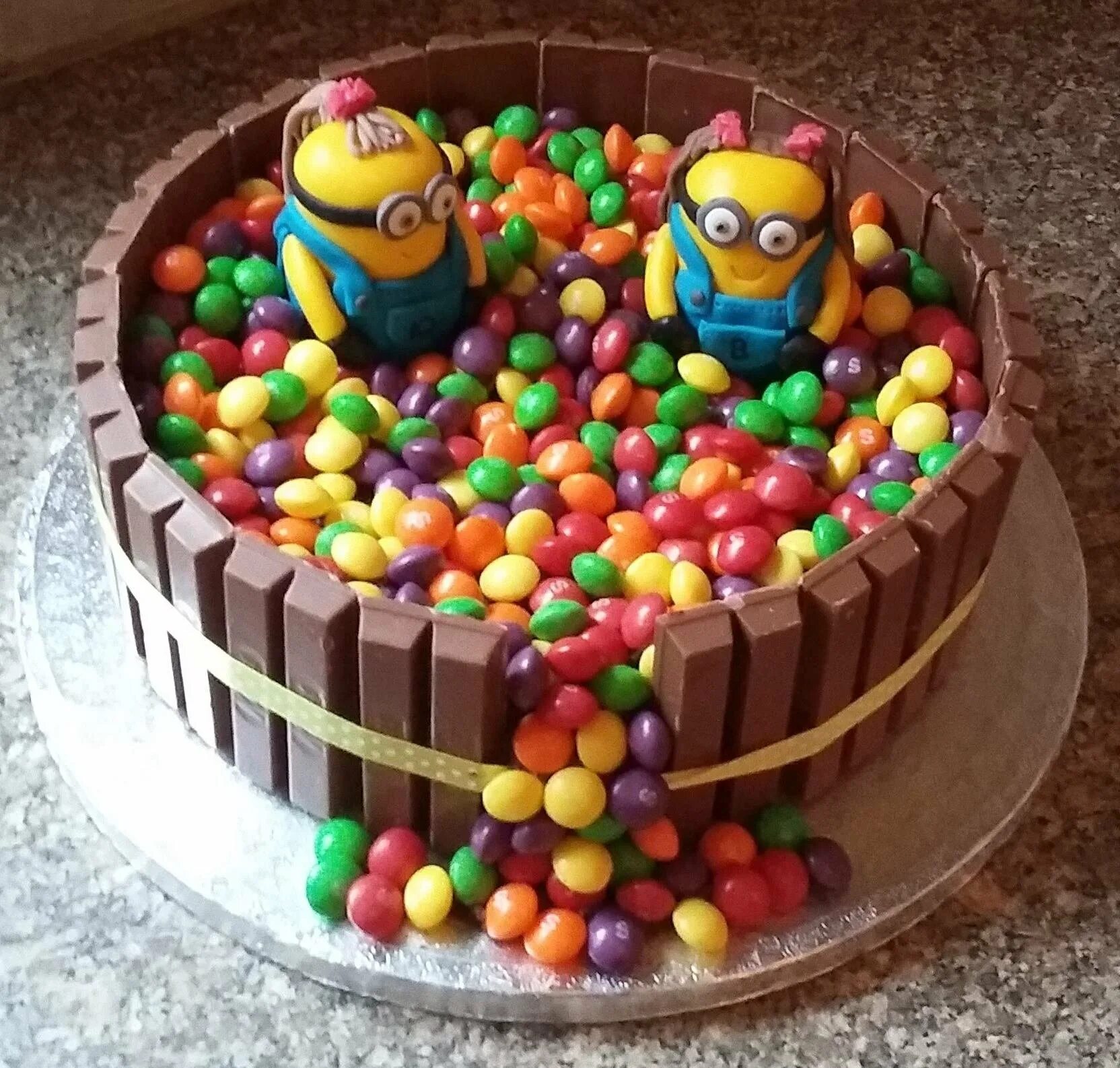 украшение торта для мальчика. торт с «машинками». торт на день рождения мальчику. торт с киткатом и ммдемс. детские торты для мальчиков.