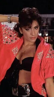 Олар жас қызды аузына жабады