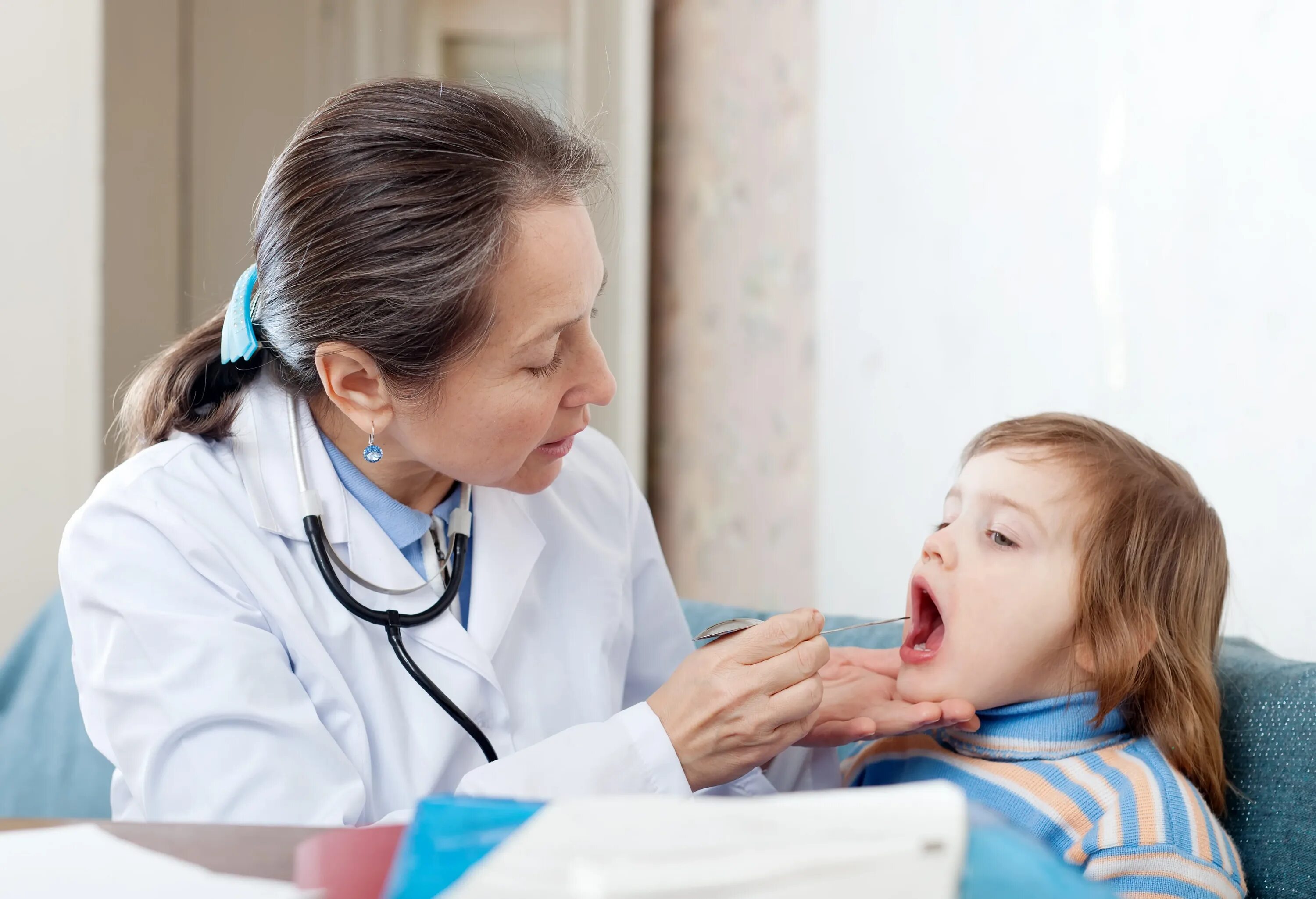 Лечение горла врачи. Врач осматривает ребенка. Педиатр осматривает ребенка. Врач осматривает горло. Педиатр и ребенок.