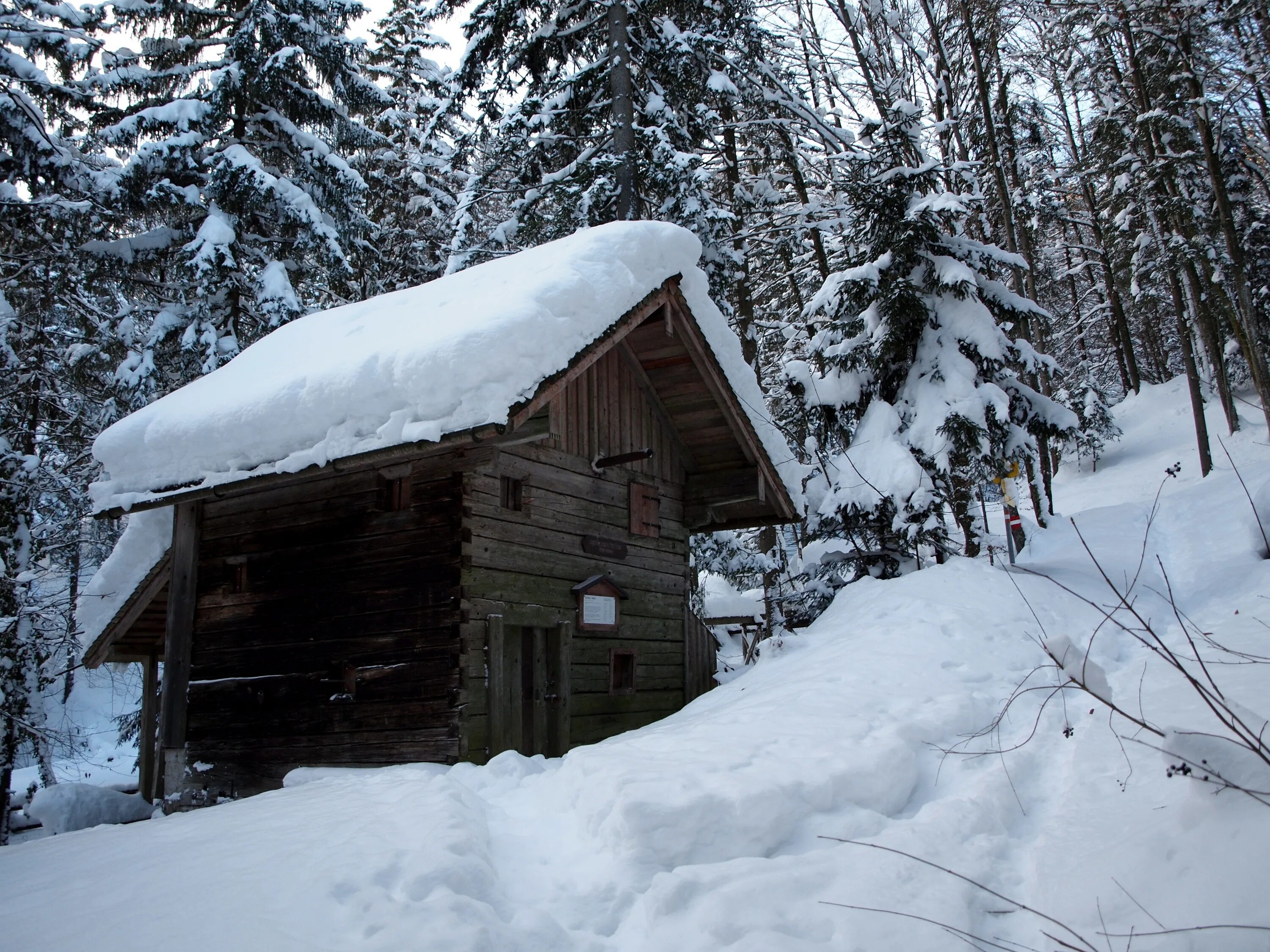 Дом зимой. Под горой избушка. Зимовье избушка карелия. Под горой избушка. Хаттфьелльдал норвегия избушка.
