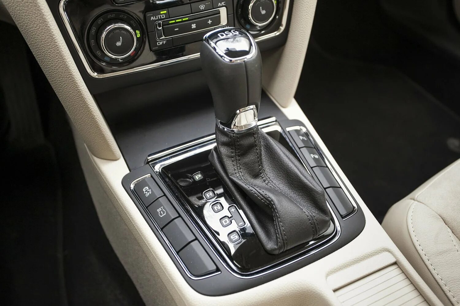 Шкода автоматическая коробка передач. Skoda superb 2 коробка передач. ручка кпп skoda superb 2. ручка переключения дсг шкода суперб 2. ручка кпп шкода суперб 2014.