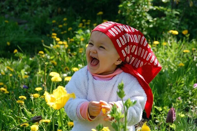 Детский позитив. Дети с шариками. Дети и мыльные пузыри. Ребенок в восторге. Детский позитив.