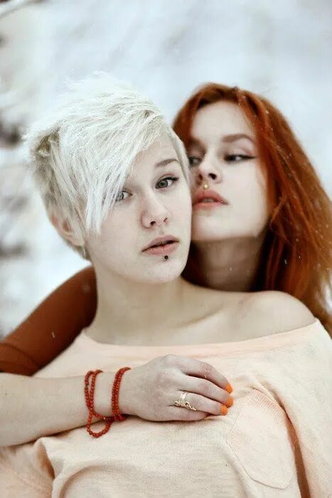 Lesbians short. Стрижки лизбиянок. Короткие стрижки для лизбиянок. Лизбиянки с короткими волосами. Лесбияночки с короткими волосами.